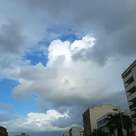 dia de céu totalmente nublado